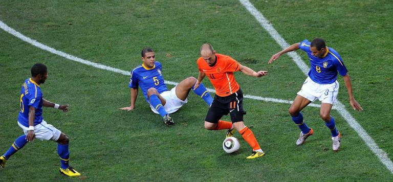 Bildnummer: 06121217  Datum: 02.07.2010  Copyright: imago/Xinhua
 Arjen Robben (2nd R) of the Netherlands (orange)  breaks through during the 2010 World Cup quarterfinal soccer match against Brazil (blue)  at Nelson Mandela Bay stadium in Port Elizabeth,   on July 2, 2010.    PUBLICATIONxNOTxINxCHN; Fussball Herren WM Nationalteam L&auml;nderspiel Viertelfinale  Port Elizabeth Aktion vdig xsp 2010 quer Aufmacher premiumd xint

Image number 06121217 date 02 07 2010 Copyright imago Xinhua Arjen seals 2nd r of The Netherlands orange Breaks Through during The 2010 World Cup Quarter finals Soccer Match Against Brazil Blue AT Nelson Mandela Bay Stage in Port Elizabeth ON July 2 2010 PUBLICATIONxNOTxINxCHN Football men World Cup National team international match Quarter-finals Port Elizabeth Action shot Vdig  2010 horizontal Highlight premiumd  