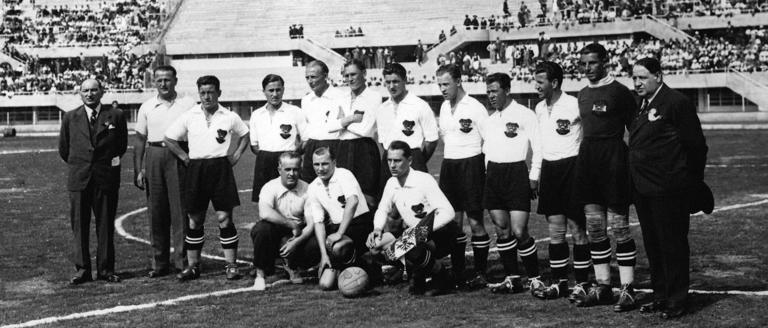 Football players of the Austrian team pose before first round soccer match between Austria and France, during the World Cup , on May 27, 1934 in Turin. Austria defeated France 3-2 in extra time. / AFP / STR (FILES)        (Photo credit should read STR (FILES)/AFP via Getty Images)
