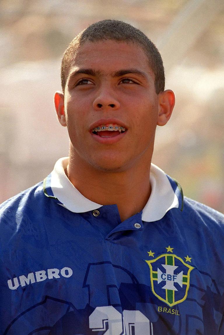 Bildnummer: 01605918  Datum: 13.07.1994  Copyright: imago/Colorsport
Ronaldo (Brasilien) - PUBLICATIONxINxGERxSUIxAUTxHUNxUSAxONLY; Vdia, hoch, Nationalhymne, Hymne, Spange, Zahnspange Weltmeisterschaft 1994, Nationalmannschaft, Nationalteam, Nationaltrikot, L&auml;nderspiel, Halbfinale Los Angeles, Pasadena Fu&szlig;ball WM Herren Mannschaft Portr&auml;t Randmotiv Personen