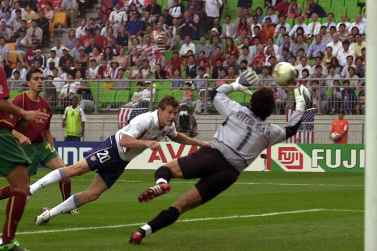 Bildnummer: 01022868  Datum: 05.06.2002  Copyright: imago/Sven Simon
Brian McBride (USA, li.) mit einem Kopfball gegen Torwart Baia (Portugal); Nationaltrikot, USA - Portugal 3:2, Mc Bride, MacBride, Mac, Vdig, quer, Zweikampf, Duell, Ball, fallen, synchron, Synchronit&auml;t Weltmeisterschaft 2002, L&auml;nderspiel, Gruppenspiel, Gruppe D, Nationalmannschaft, Nationalteam Suwon Dynamik,  Fu&szlig;ball WM Herren Mannschaft Gruppenbild Aktion Personen