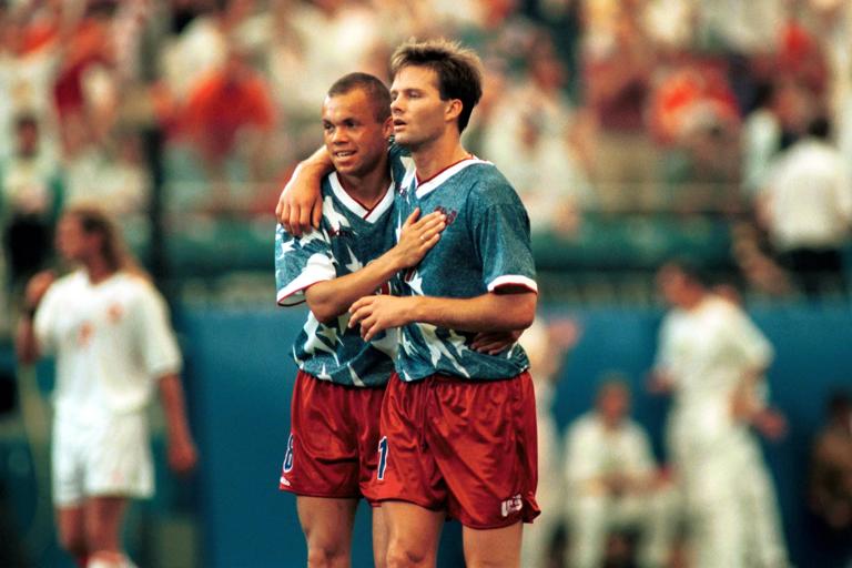 Bildnummer: 00291827  Datum: 18.06.1994  Copyright: imago/Norbert Schmidt
Torsch&uuml;tze Eric Wynalda (re.) und Ernie Stewart (beide USA) jubeln; Nationaltrikot, Erik, Vneg, quer, Jubel, Torjubel, Umarmung, umarmen Weltmeisterschaft 1994, L&auml;nderspiel, Gruppenspiel, Gruppe A, Nationalmannschaft, Nationalteam Detroit Silverdome Freude,  Fu&szlig;ball WM Herren Mannschaft USA Gruppenbild optimistisch Aktion Personen