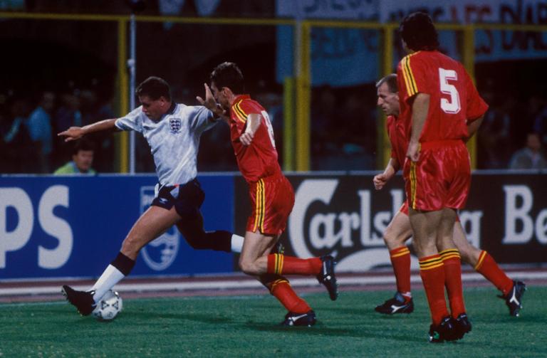 Bildnummer: 01786879  Datum: 26.06.1990  Copyright: imago/Sven Simon
Paul Gascoigne (England, li.) setzt sich gegen Franky van der Elst (2.v.li.) durch, daneben Michel de Wolf (2.v.re.) und Bruno Versavel (alle Belgien); Frankie, England - Belgien 1:0 n.V., Vdia, quer, Zweikampf, Duell, Ball, dribbeln, Dribbling Weltmeisterschaft 1990, Nationalmannschaft, Nationalteam, Nationaltrikot, L&auml;nderspiel, Achtelfinale Bologna Dynamik,  Fu&szlig;ball WM Herren Mannschaft Gruppenbild Aktion Personen