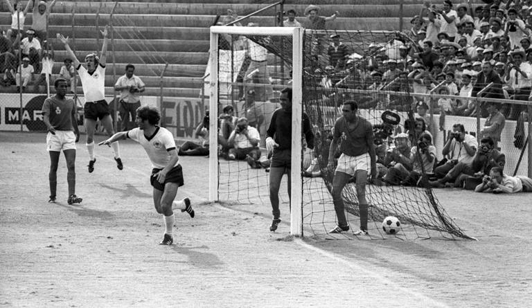 Bildnummer: 07981267  Datum: 03.06.1970  Copyright: imago/Ferdi Hartung..Weltmeisterschaft 1970 in Leon - Finalrunde - BR Deutschland (BRD) - Marokko 2:1 - Gerd M&uuml;ller (vorn) und Hannes L&ouml;hr (beide BRD) jubeln &uuml;ber das 2:1 gegen Mohamed Abdallah Lamrani (li.), Torwart Allal Ben Kassou (2.v.re.) und Kacem Slimani (alle Marokko); 1004B Fussball Herren WM 1970 Nationalteam L&auml;nderspiel sw vneg xmk 1970 quer Aufmacher Jubel Freude entt&auml;uscht Freud und Leid Hannes Aktion....Image number 07981267 date 03 06 1970 Copyright imago Ferdi Hartung World Cup 1970 in Leon Final Round BR Germany Germany Morocco 2 1 Gerd Mueller front and Hannes L&ouml;hr both Germany cheer above the 2 1 against Mohamed Abdallah Lamrani left Goalkeeper Allal Ben Kassou 2 v right and Kacem Slimani all Morocco 1004B Football men World Cup 1970 National team international match SW Vneg xmk 1970 horizontal Highlight cheering happiness disappointed Freud and Suffering Hannes Action shot