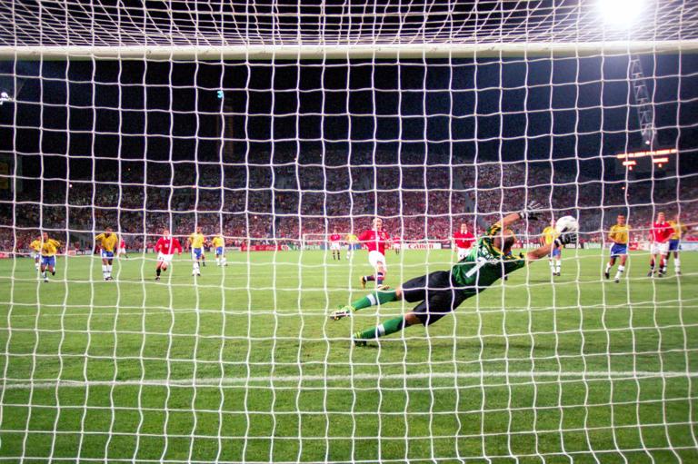 Bildnummer: 01992786  Datum: 23.06.1998  Copyright: imago/Sven Simon
Kjetil Rekdal (Norwegen) trifft in der vorletzten Minute zum 1:2, Torwart Claudio Taffarel ist machtlos; Brasilien - Norwegen 1:2, Vneg, quer, Strafraumszene, Torraumszene, Torh&uuml;ter, Keeper, Tor, Treffer, Gegentor, Ball, Hintertor, Hintertorkamera, Hintertorperspektive, Elfer, Elfmeter, Strafsto&szlig; Weltmeisterschaft 1998, Nationalmannschaft, Nationalteam, Nationaltrikot, Gruppe A Marseille Stade Velodrome, Stadion Dynamik,  Fu&szlig;ball L&auml;nderspiel Herren Mannschaft Totale Aktion Personen Sportst&auml;tte