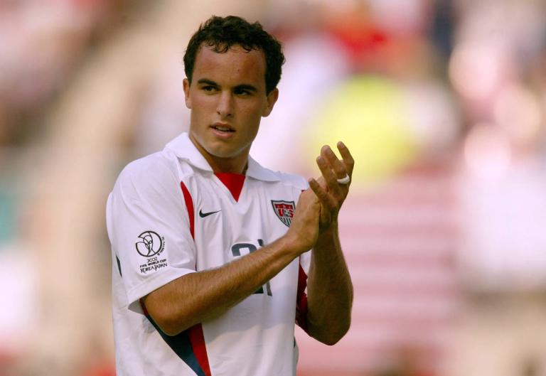 Bildnummer: 00546771  Datum: 17.06.2002  Copyright: imago/Camera 4
Landon Donovan (USA) gibt Beifall; Vdig, quer, close, klatschen, applaudieren, Applaus Weltmeisterschaft 2002, L&auml;nderspiel, Achtelfinale, Nationalmannschaft, Nationalteam, Nationaltrikot Jeonju WorldCupStadium Fu&szlig;ball WM Herren Mannschaft S&uuml;dkorea Einzelbild optimistisch Aktion Personen