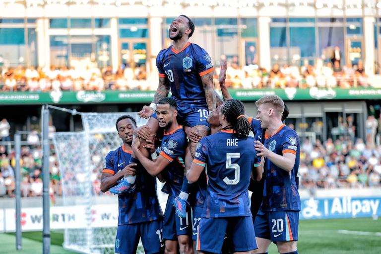 KAUNAS , 07-09-2025 , Darius and Girenas Stadium, season 2025 / 2026 , FIFA World Cup, WM, Weltmeisterschaft, Fussball Qualifier between Lithuania and The Netherlands. Pictures shows Netherlands player Quinten Timber, Netherlands player Cody Gakpo, Netherlands player Memphis Depay, Netherlands player Nathan Ake, Netherlands player Jerdy Schouten celebrating the 0-1 and Netherlands player Memphis Depay his 51th goal for the Netherlands Lithuania - The Netherlands PUBLICATIONxNOTxINxNED x30904606x Copyright:
