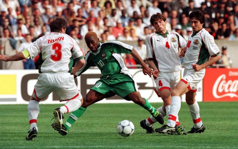 Bildnummer: 00068015  Datum: 19.06.1998  Copyright: imago/Oliver Behrendt
Der Nigerianer Augustine Okocha tanzt mit Ball drei Bulgaren aus, v.l.: Trifon Ivanov, Ivailo Petkov und Daniel Borimirov; Nationalteam, Nationaltrikot; Dribbling, Zweikampf, JayJay, Jay Jay, Iwanow, Petkow, Slalom, Riesenschritte, Spagat, Siebenmeilenstiefel, Weltmeisterschaft 1998, L&auml;nderspiel, Vorrunde, Gruppe D, Nationalmannschaft: Bulgarien - Nigeria Paris Prinzenpark-Stadion Dynamik, &Uuml;berlegenheit, Fu&szlig;ball WM Herren Mannschaft Frankreich Totale Aktion Personen Kurios