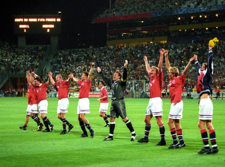 Bildnummer: 05264114  Datum: 23.06.1998  Copyright: imago/WEREK
Schlussjubel Norwegen nach dem 2:1 Sieg gegen Brasilien bei der WM 1998; Vneg, quer, La Ola, Laola, Welle, Schlussjubel, Jubel, Mannschaftsjubel WM 1998, L&auml;nderspiel, Nationalteam, Nationaltrikot, Brasilien - Norwegen 1:2 Marseille Freude, Begeisterung,  Fu&szlig;ball WM Herren Mannschaft Totale optimistisch Randmotiv Personen

Image number 05264114 date 23 06 1998 Copyright imago WEREK Final cheering Norway After the 2 1 Victory against Brazil at the World Cup 1998 Vneg horizontal La Ola LaOla Wave Final cheering cheering Crew jubilation World Cup 1998 international match National team National jersey Brazil Norway 1 2 Marseille happiness Enthusiasm Football World Cup men Team long shot optimistic Rand motive Human Beings 