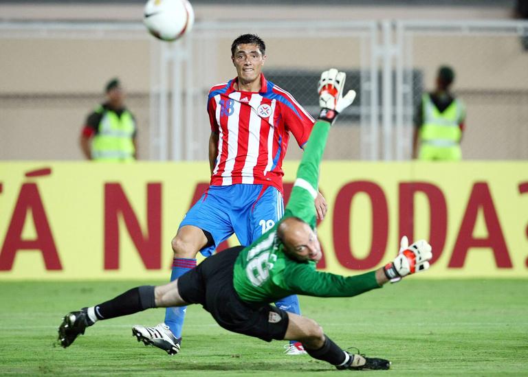 Bildnummer: 02935782  Datum: 02.07.2007  Copyright: imago/Ulmer
Oscar Cardozo (Paraguay) erzielt das 2:1 - Torwart Kasey Keller (USA) chancenlos; USA - Paraguay 1:3, Nationalmannschaft, Nationaltrikot, Aufmacher, Casey, Vdig, quer, Duell, Ball, Tor, Treffer, Gegentor Copa America 2007, Amerika, S&uuml;damerikameisterschaft, S&uuml;damerika, Meisterschaft, Gruppe C, Barinas Dynamik,  Fu&szlig;ball L&auml;nderspiel Herren Mannschaft Gruppenbild Aktion Werbemotiv Personen