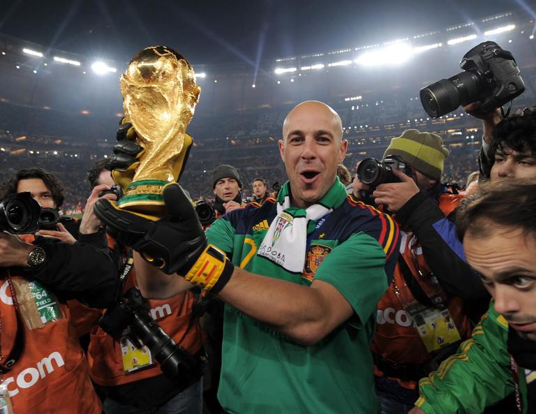 (GERMANY OUT)   FUSSBALL WM 2010  FINALE
Holland - Spanien
Pepe REINA (Spanien) jubelt mit dem WM Pokal   (Photo by Pressefoto Ulmer\ullstein bild via Getty Images)