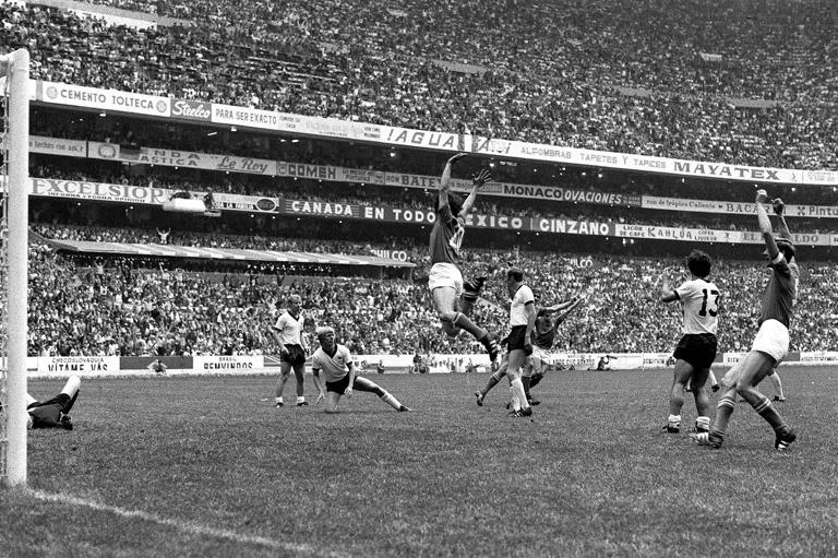 Bildnummer: 00511435  Datum: 17.06.1970  Copyright: imago/Buzzi
Roberto Boninsegna (Italien) mit Freudensprung, w&auml;hrend Vogts (li.) und Held (2.v.li., beide Deutschland) geschlagen sind; Italien - BRD 4:3 n.V., Siggi, Hans-Hubert, Vneg, Vsw, quer, Jubel, jubeln, Torjubel Weltmeisterschaft 1970, Halbfinale, L&auml;nderspiel, Nationalmannschaft, Nationalteam, Nationaltrikot Mexico-City Estadio Azteca, Azteken-Stadion Freude, Begeisterung,  Fu&szlig;ball WM Herren Mannschaft Mexiko Gruppenbild optimistisch Aktion Personen
