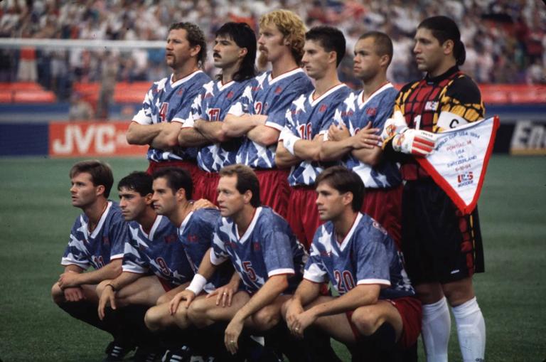 Team USA: h.R.v.l.: Cle Kooiman, Marcelo Balboa, Alexi Lalas, Mike Sorber, Ernie Stewart,  Torwart Tony Meola, v.R.v.li.: Eric Wynalda, Tab Ramos, John Harkes, Tom Dooley, Paul Caligiuri

team USA H r v l Cle Kooiman Marcelo Balboa Alexi Lalas Mike Sorber Ernie Stewart Goalkeeper Tony Meola v r v left Eric Wynalda Tab Ramos John Harkes Tom Dooley Paul Caligiuri  