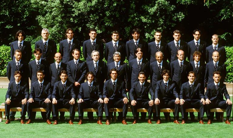 Bildnummer: 00788945  Datum: 28.05.1998  Copyright: imago/Buzzi
Mannschaftsbild Italien hinten v.li.: Torricelli, Ravanelli, D. Baggio, Torwart Pagliuca, Torh&uuml;ter Peruzzi, Keeper Buffon, Bergomi, Vieri, Nesta, Pessotto; Mitte: Cois, F. Inzaghi, X, Co-Trainer Pietro Ghedin, X, FIGC-Pr&auml;sident Luciano Nizzola, Trainer ..; ... Cesare Maldini, X, Assistent Comunardo Niccolai, Moriero, di Biagio; vorn: Chiesa, di Matteo, Costacurta, del Piero, Maldini, Baggio, Albertini, Cannavaro und di Livio; quer, Nationalmannschaft, Nationalteam, Mannschaftsfoto, Outfit, Kleidung, Anzug Weltmeisterschaft 1998, Vorstellung, Pr&auml;sentation, Pressetermin, Kader, Vdia Rom Fu&szlig;ball WM Herren Mannschaft Italien Totale Randmotiv Personen