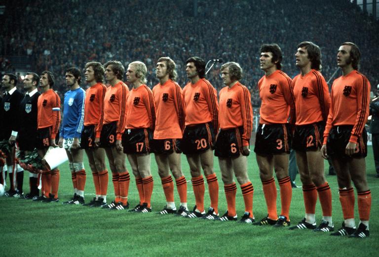 Football, 1974 World Cup Finals, Holland team group: l-r, Cruyff, Jongbloed, Haan, Keizer, Rijsbergen, Rep, Suurbier, Jansen, Hanegem, Krol, Neeskens  (Photo by Bob Thomas Sports Photography via Getty Images)